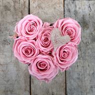Image sur Boîte à roses en forme de cœur - avec 6 roses véritables, stabilisées, en rose Ø env. 14 cm
