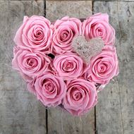 Bild von Ein Rosenbox-Herz mit 8 echten, stabilisierten Rosen in Rosa Ø ca. 18cm