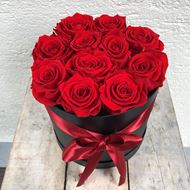 Image sur Boîte à roses – ronde, en noir, avec 11 roses véritables, stabilisées, en rouge
