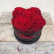 Image sur Boîte à roses – ronde, en noir, avec 5 roses véritables, stabilisées, en rouge