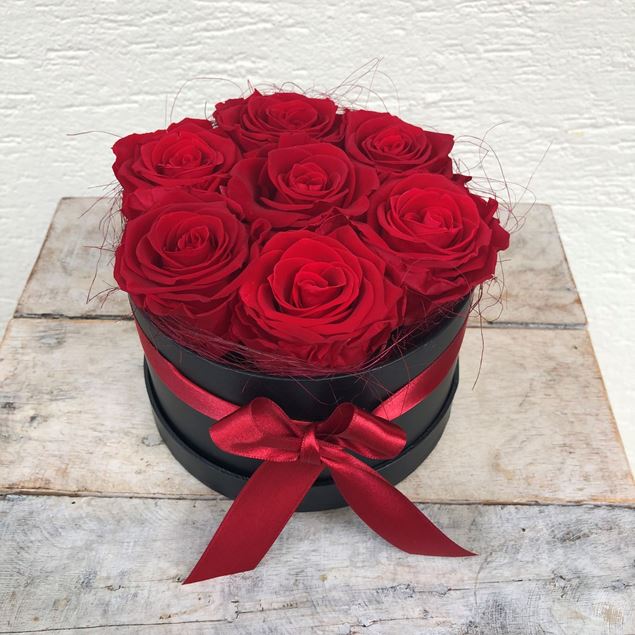 Image de Boîte à roses – ronde, en noir, avec 7 roses véritables, stabilisées, en rouge