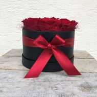 Bild von Eine edle Rosenbox - rund, in Schwarz, mit 7 roten, echten, stabilisierten Rosen  Ø ca. 14 cm