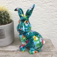 Bild von Fröhlicher Keramik-Hase mit Hawaiimotiv
