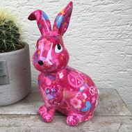 Bild von Fröhlicher Keramik-Hase in rosa mit Blumenmotiv