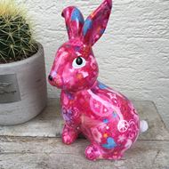 Bild von Fröhlicher Keramik-Hase in rosa mit Blumenmotiv