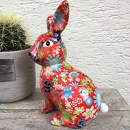 Image sur Joyeux lapin de Pâques en céramique  en rouge avec des fleurs