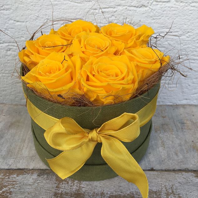 Image de Boîte à roses  – ronde, en vert-jaune, avec 7 roses véritables, stabilisées jaune