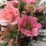 Trockenblumen-Strauss in rosa Tönen