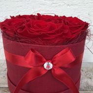 Eine edle Rosenbox - rund, in rot, mit 7 roten, echten, stabilisierten Rosen Ø ca. 15 cm