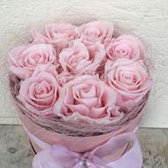 Rosenbox - rund, in altrosa, mit 8 rosafarbenen, echten, stabilisierten Rosen