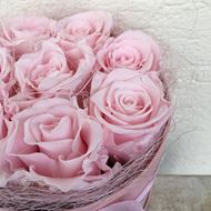 Rosenbox - rund, in altrosa, mit 8 rosafarbenen, echten, stabilisierten Rosen