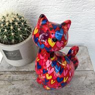 Coole Keramik-Katze rot mit bunten Herzen
