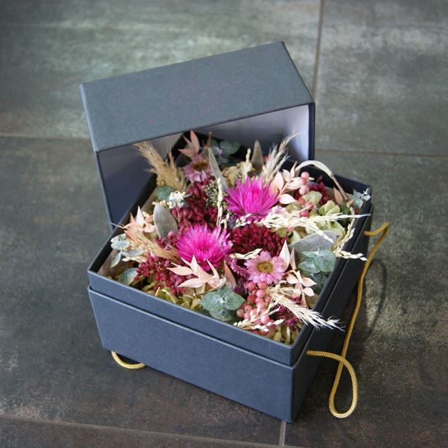 Schwarze Schachtel mit pinken Trockenblumen 15cmx15cm