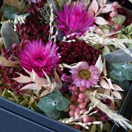 Schwarze Schachtel mit pinken Trockenblumen 15cmx15cm