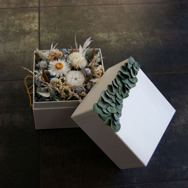 Weisse Schachtel mit weißen Trockenblumen 15cmx15cm