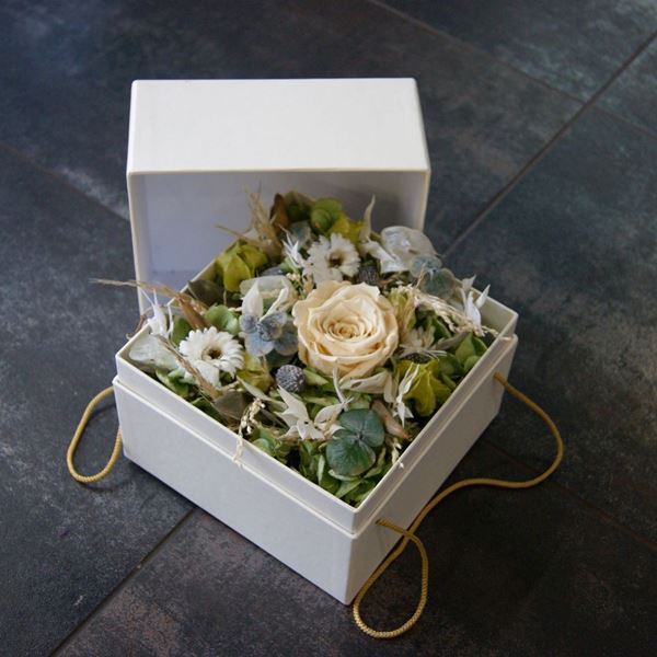 FleuropHOME. Boîte blanche avec fleurs séchées & rose stabilisé blanche  15cmx15cm