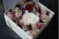 Weisse Schachtel mit rosa Trockenblumen
