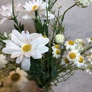 Margeritenstrauss mit Vase (Textil/Kunstblumen)