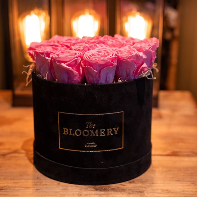 Rosenbox in Schwarz Samt, mit 15 stabilisierten Rosen Madeleine Pink Ø 20 cm