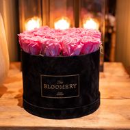 Rosenbox in Schwarz Samt, mit 18 stabilisierten Rosen Madeleine Pink Ø 23 cm