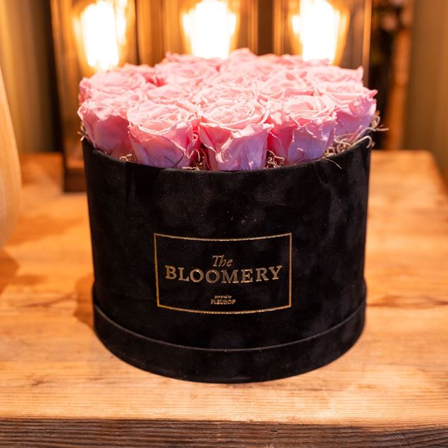 Rosenbox in Schwarz Samt, mit 18 stabilisierten Rosen Baby Pink Ø 23 cm 