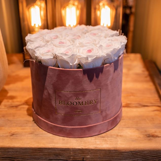 Rosenbox in Rosa Samt, mit 18 stabilisierten Rosen Pink Bourgogne Ø 23 cm