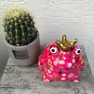 Cooler Keramik-Frosch rosa mit "bunten Blumen"