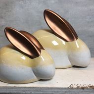 Liebliches Keramik-Hasen Paar gelb mit Bronce Ohren