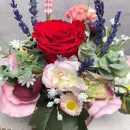 Zarter Blumenkorb mit roter Rose und Lavendel