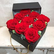 Edle schwarze Rosenbox "Love" mit 9 stabilisierten roten Rosen