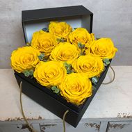 Edle schwarze Rosenbox "Sunshine" mit 9 stabilisierten gelben Rosen