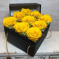 Edle schwarze Rosenbox "Sunshine" mit 9 stabilisierten gelben Rosen