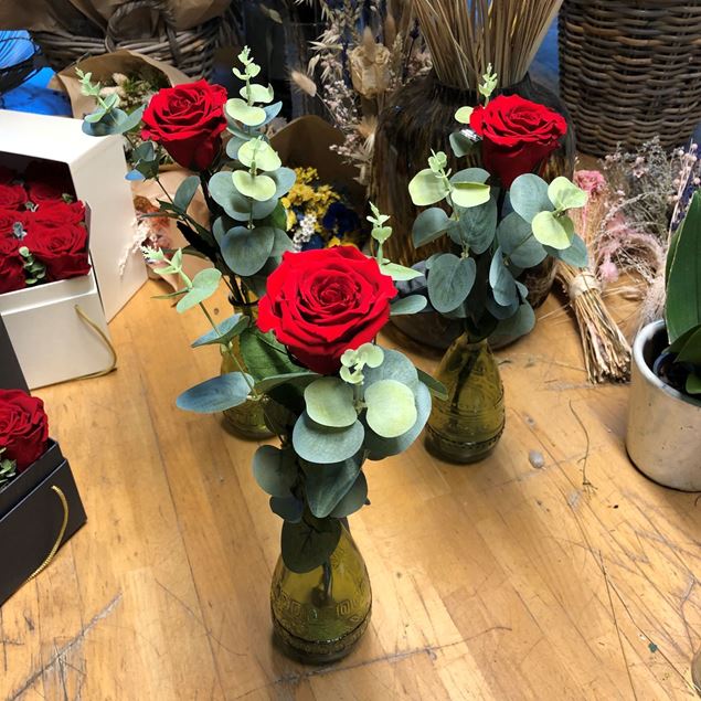 Edle rote stabilisierte Rose mit EuKalyptus und Vase zurück zu Produkten