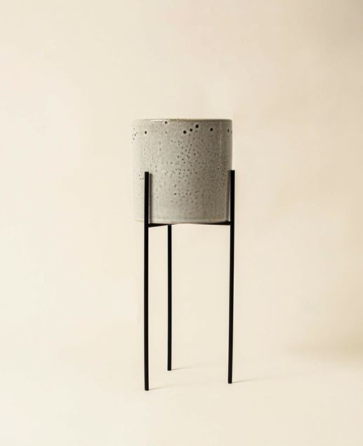Image de Pot debout en céramique grise avec pieds en métal et structure de cuisson noire