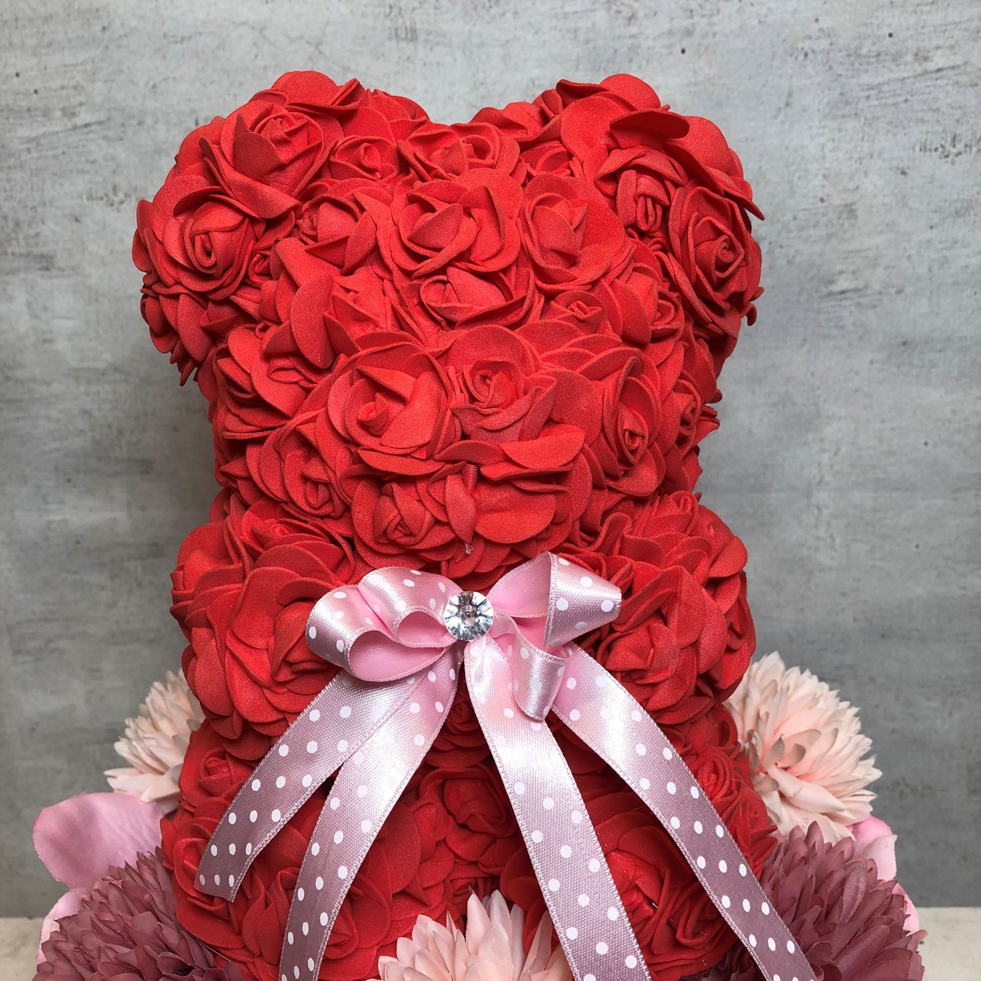 Noble boîte d'ours en rose avec des cœurs en rouge et rose