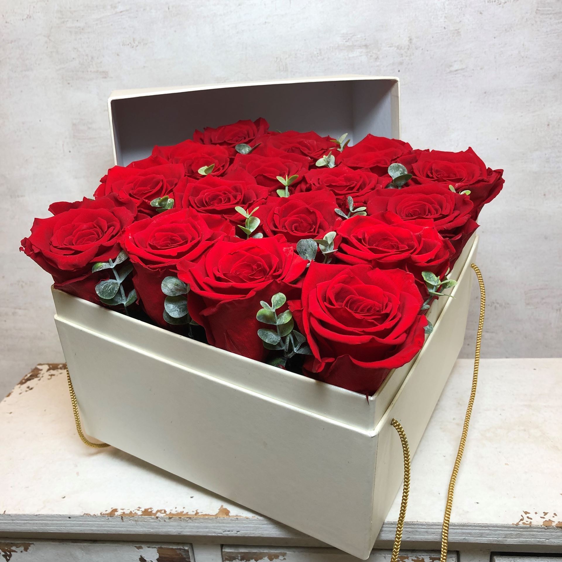 Noble boîte de roses blanches 