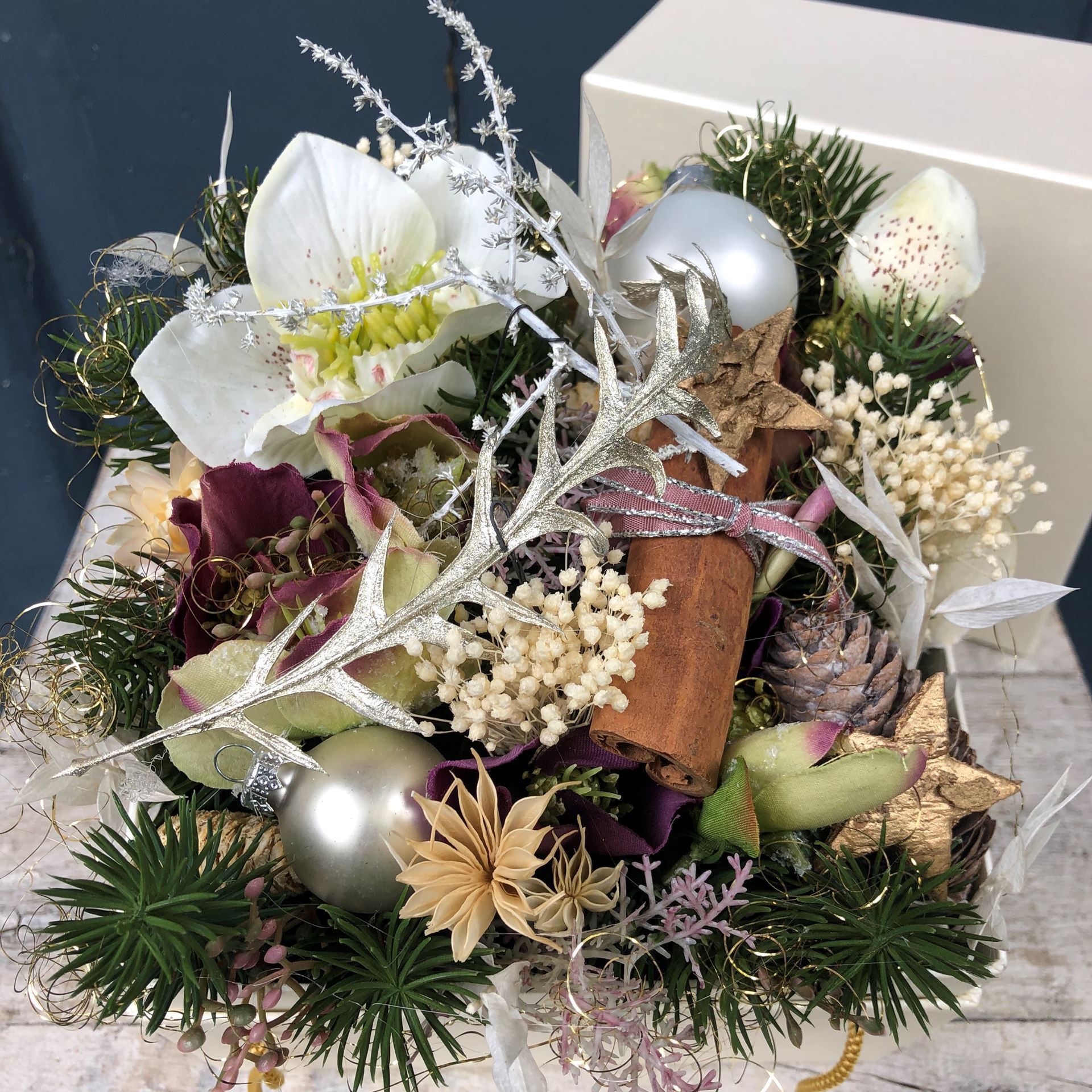 Blumenbox Christmas Star weiss mit goldener Kordel
