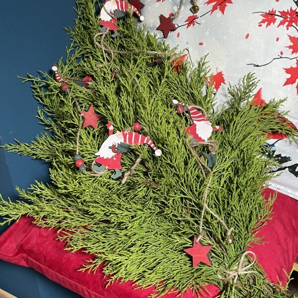Botte de branches de cyprès odorantes 500g avec une charmante guirlande de lutins