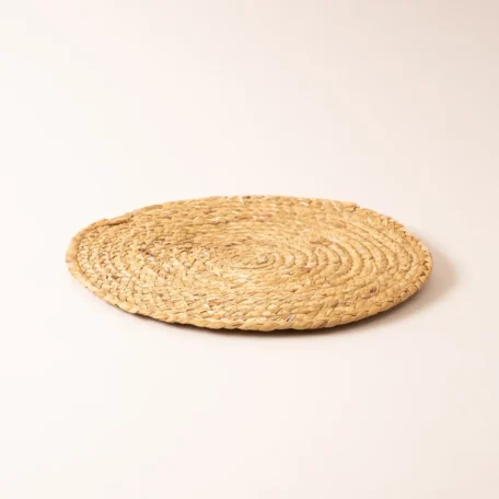 Tischset aus geflochtenen Naturfasern, dunkel