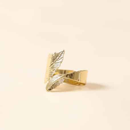 Eleganter Serviettenring mit Blätterdesign, gold
