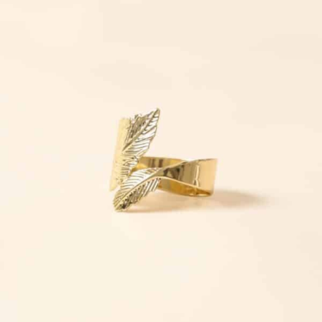 Eleganter Serviettenring mit Blätterdesign, gold