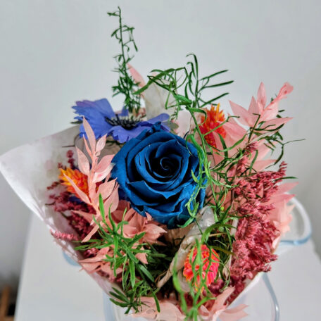Bouquet de fleurs avec rose stabilisée, bleu