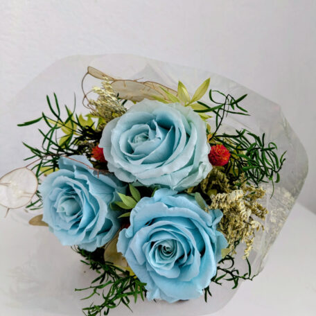 Bouquet de 3 roses stabilisées, bleu clair