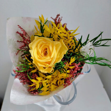 Bouquet de fleurs avec rose stabilisée, jaune