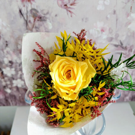 Bouquet de fleurs avec rose stabilisée, jaune