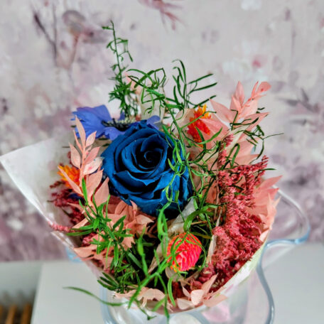 Bouquet de fleurs avec rose stabilisée, bleu