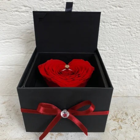 Coffret à bijoux en forme de cœur avec des pétales de roses rouges stabilisées (sans anneau)