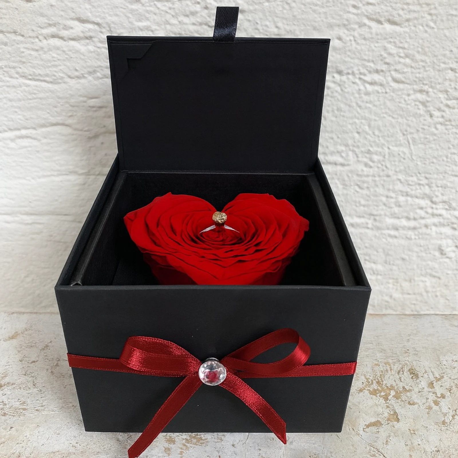 Coffret à bijoux en forme de cœur avec des pétales de roses rouges stabilisées (sans anneau)