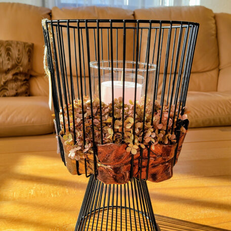 Metalllaterne mit Trockenblumen