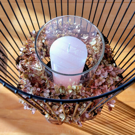 Metalllaterne mit Trockenblumen